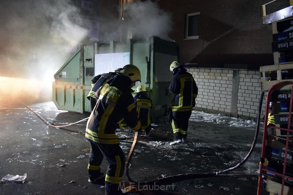 Feuer Papp Presscontainer Koeln Hoehenberg Bochumerstr P185.JPG - Miklos Laubert